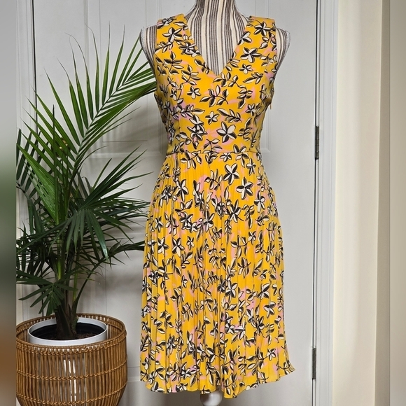 Banana Republic Women's Yellow Flower Pleated Dress Size 6 - Picture 1 of 6